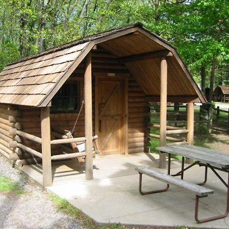 Revelstoke Campgrounds & Cabins Villa Habitación foto